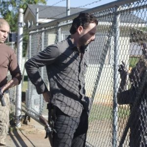 The Walking Dead: Andrew Lincoln e Jon Bernthal con un Errante in una scena dell'episodio Scelte