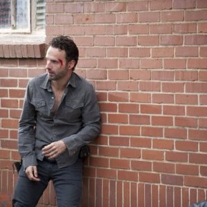 The Walking Dead: Andrew Lincoln in una tesa scena dell'episodio Scelte