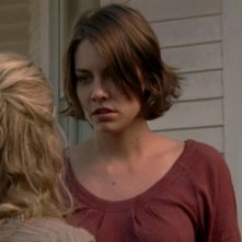 The Walking Dead: Lauren Cohan e, di spalle, Laurie Holden, in una scena dell'episodio Scelte
