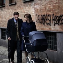 Valerio Mastandrea e Laura Chiatti sono Luigi e Gemma Calabresi in una scena di Romanzo di una strage