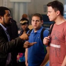 Channing Tatum, Ice Cube e Jonah Hill discutono in una scena di 21 Jump Street
