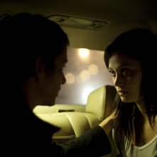 Fernanda Andrade con Simon Quarterman in un'immagine tratta dall'horror L'altra faccia del diavolo