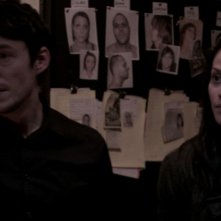 Fernanda Andrade e Simon Quarterman in una scena dell'horror L'altra faccia del diavolo