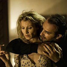 Jean Dujardin ne Gli infedeli con Sandrine Kiberlain