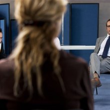 Jean Dujardin ne Gli infedeli con Sandrine Kiberlain (di spalle) e Gilles Lellouche