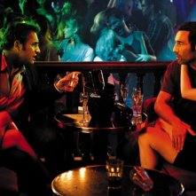 Jean Dujardin nel film Gli infedeli con Gilles Lellouche