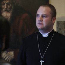 L'altra faccia del diavolo: Evan Helmuth nei panni di padre David in una scena del film