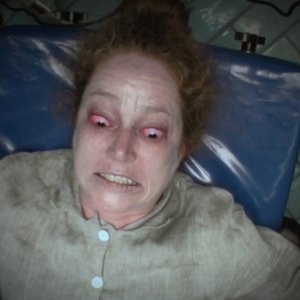 L'altra faccia del diavolo: Suzan Crowley ripresa da una telecamera in una scena del film