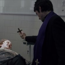 Suzan Crowley Esorcizzata Da Simon Quarterman In Una Scena Dell Horror L Altra Faccia Del Diavolo 232902