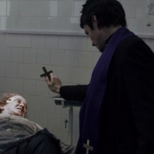 Suzan Crowley esorcizzata da Simon Quarterman in una scena dell'horror L'altra faccia del diavolo