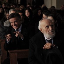 Buona giornata: Christian De Sica in un gesto scaramantico in una divertente scena del film