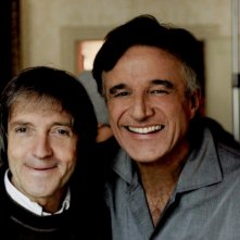 Buona giornata: Christian De Sica insieme al regista Carlo Vanzina sorridente sul set del film