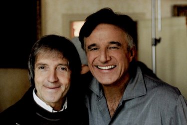 Buona giornata: Christian De Sica insieme al regista Carlo Vanzina sorridente sul set del film