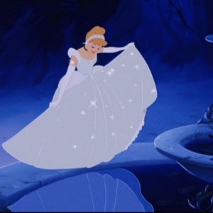 Cenerentola al ballo del principe, vestita in modo magnifico