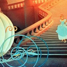 Cenerentola corre verso la carrozza prima che sia mezzanotte