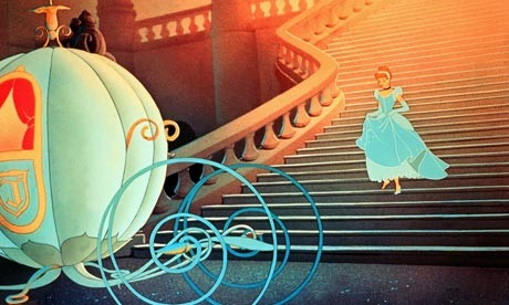 Cenerentola corre verso la carrozza prima che sia mezzanotte