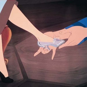Cenerentola prova la scarpetta di cristallo...