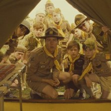 Edward Norton circondato dai suoi lupetti in una scena di Moonrise Kingdom
