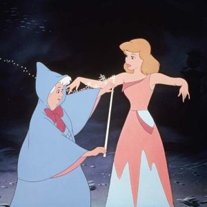 La fata madrina di Cenerentola sta per trasformarle il vestito stracciato in un magnifico abito da sera.