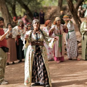 La sorgente dell'amore: Biyouna sul set del film insieme al regista Radu Mihaileanu