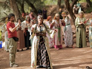 La sorgente dell'amore: Biyouna sul set del film insieme al regista Radu Mihaileanu