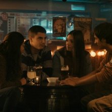 Maxi Iglesias e Ona Casamiquela con gli altri protagonisti di El secreto de los 24 escalones