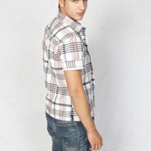 Maxi Iglesias in una bella immagine promo