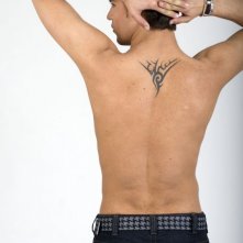 Maxi Iglesias mostra il tatuaggio sulla schiena