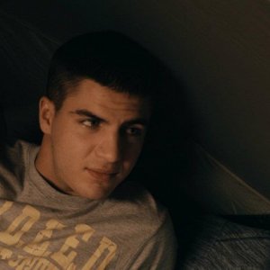 Maxi Iglesias nel film El secreto de los 24 escalones