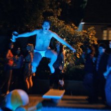 Project X - una festa che spacca: Costa (Oliver Cooper) si tuffa in piscina