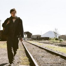 Sam Riley nel corso di un vagabondaggio in On the Road