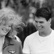 Top Gun: Tom Cruise e Kelly McGillis in una immagine pubblicitaria del film