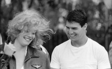 Top Gun: Tom Cruise e Kelly McGillis in una immagine pubblicitaria del film