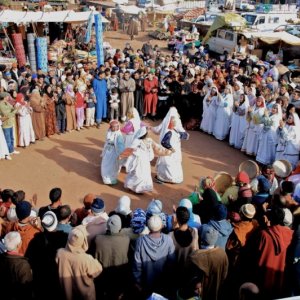 Una colorata ed affollata scena tratta dal film La sorgente dell'amore