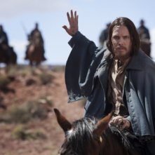 John Carter: Taylor Kitsch a cavallo in una scena del film