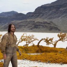 John Carter: Taylor Kitsch in una scena del film d'avventura diretto da Andrew Stanton