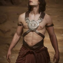 Lo statuario Taylor Kitsch, protagonista di John Carter, in una scena del film