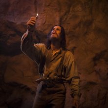 Taylor Kitsch cerca di far luce sul suo destino in una scena di John Carter