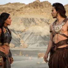Taylor Kitsch con Lynn Collins in una scena di John Carter