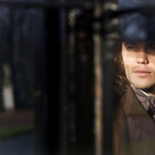 Taylor Kitsch in un'immagine riflessa tratta dall'epico e avventuroso John Carter