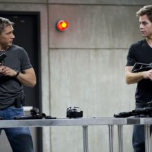 Una spia non basta: Chris Pine e Tom Hardy testano le armi in una scena del film
