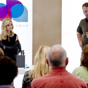 Una spia non basta: Reese Witherspoon sul set del film insieme al regista McG