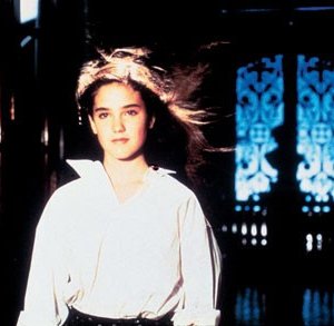 Jennifer Connelly in una sequenza di Phenomena