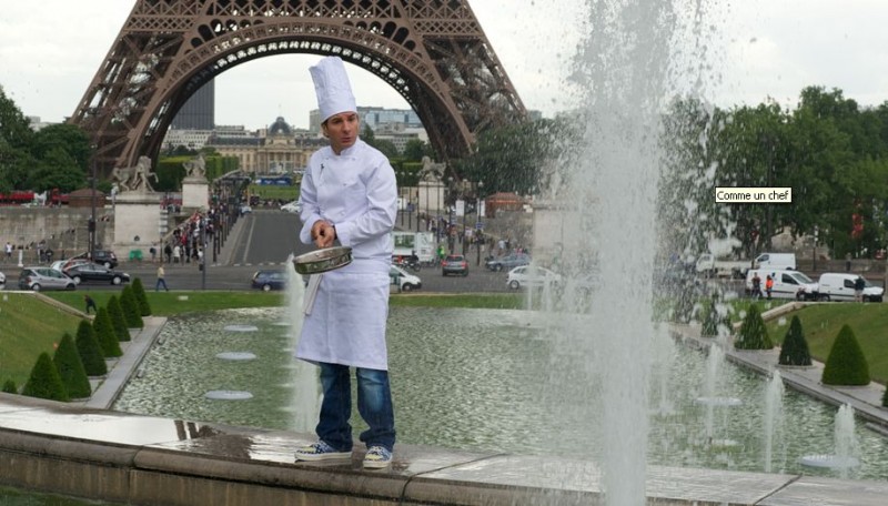 Lo Chef Michael Youn Spadella Di Fronte Alla Tour Eiffel In Una Scena Del Film 233562