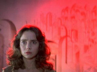Suspiria: Jessica Harper si aggira per l'accademia di danza...