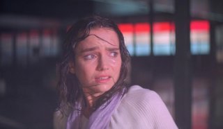 Suspiria: Jessica Harper sotto la pioggia scrosciante