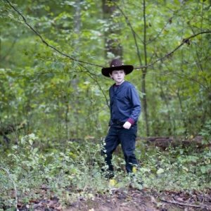 The Walking Dead: il piccolo Chandler Riggs in una scena dell'episodio La sentenza