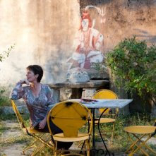 Marigold Hotel: Celia Imrie si rilassa in uno splendido giardino in un'immagine del film