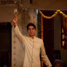 Marigold Hotel: Dev Patel durante un brindisi in una scena del film