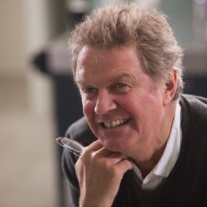 Marigold Hotel: il regista John Madden sorride sul set del film